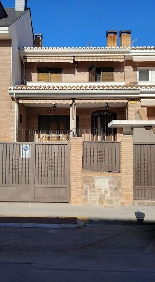 Casa adosada en venta en Parque de la Bombilla-Pla de Rascanya en Llíria