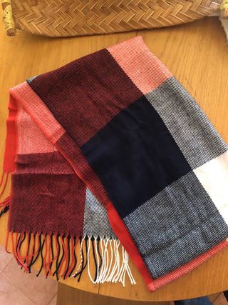 Bufanda a cuadros rojo anaranjado, blanco  y negro