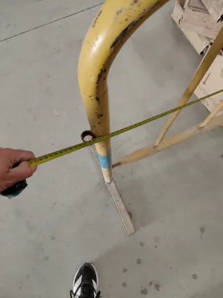 Valla metálica amarilla