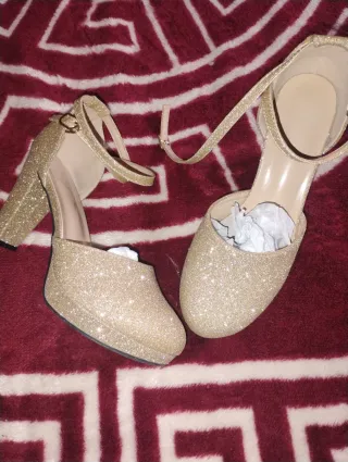Zapatos de fiesta dorados con brillos