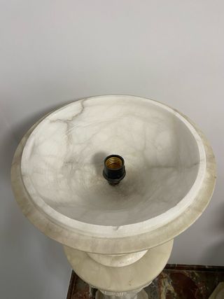 Columna de mármol alabastro con lámpara