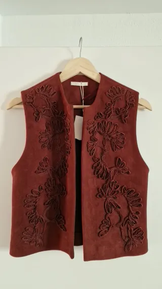 Chaleco ante con flores relieve