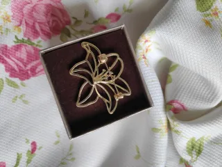 Broche flor lirio dorado vintage