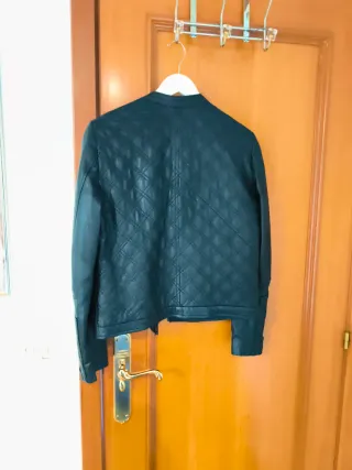 Cazadora de piel negra