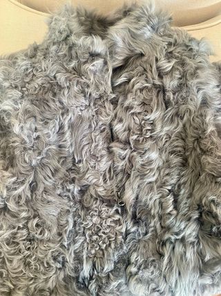 Chaleco largo de pelo natural en color gris