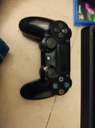 PS4 Slim 860GB + 3 Giochi