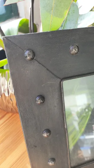 Marco de fotos negro con remaches