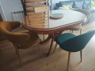 Mesa comedor extensible ovalada de madera