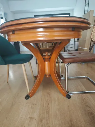 Mesa comedor extensible ovalada de madera