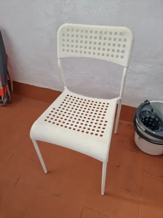 2 Sillas Blancas de hierro plástico duro