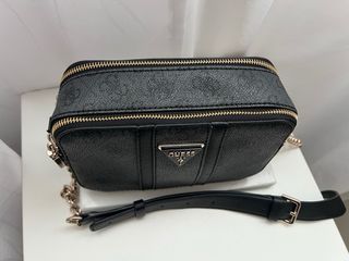 Bolso Guess Negro y Dorado