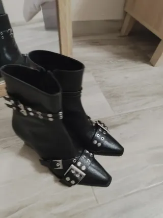 Botines negros con hebillas y tachuelas