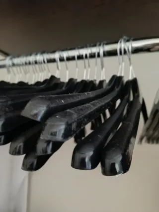 29 perchas de plástico negras