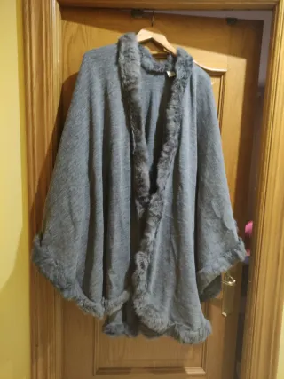 Capa gris con pelo de conejo