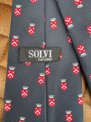 Corbata azul con escudo rojo