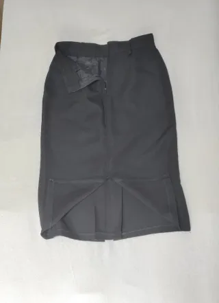 Gonna nera svasata con bottoni