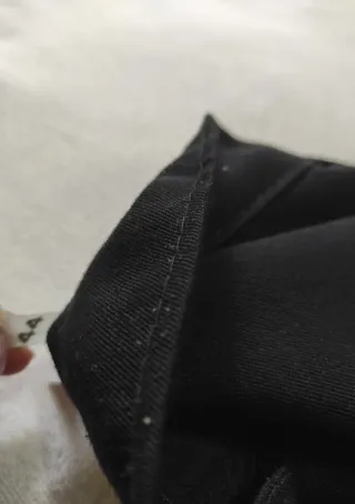 Gonna nera svasata con bottoni