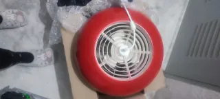 Lámpara de metal roja y blanca