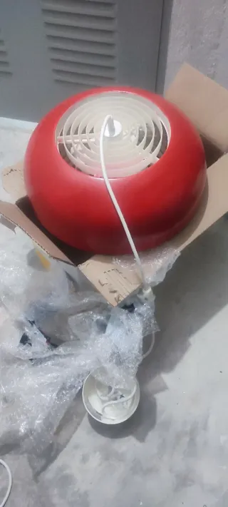 Lámpara de metal roja y blanca