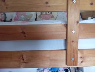 Conjunto litera de pino MYDAL de IKEA y colchones