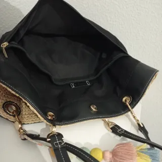 Bolso de rafia y asas negras