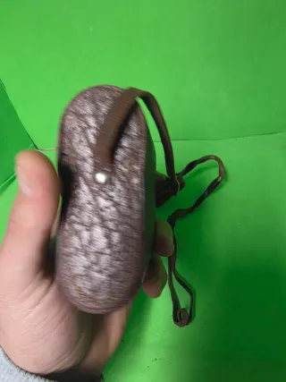 Prismáticos antiguos con funda