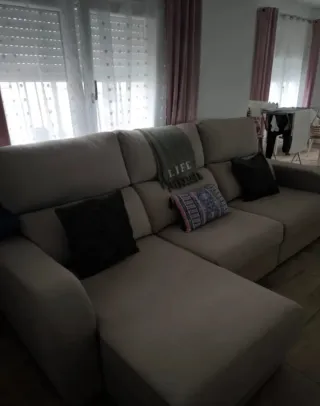 Sofá modular beige y rosa