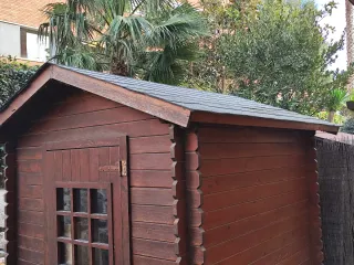 Caseta/cobertizo de madera marron