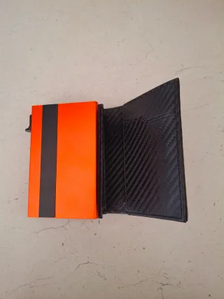 Portafoglio uomo nero con dettagli arancio