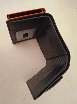 Portafoglio uomo nero con dettagli arancio