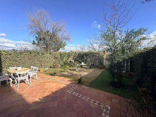 Casa adosada en venta en Pueblo - Urb. Norte en Valdemorillo