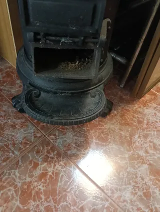 Estufa de leña hierro fundido negra y dorada