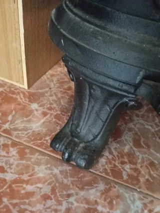 Estufa de leña hierro fundido negra y dorada