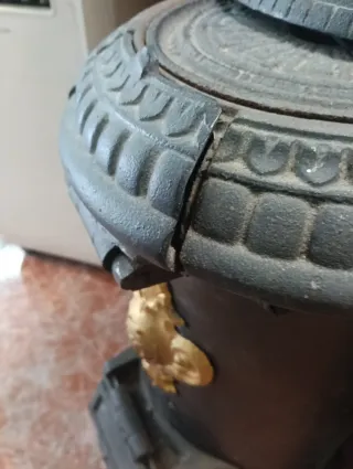 Estufa de leña hierro fundido negra y dorada