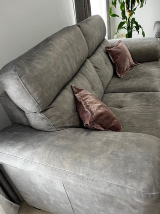 2 Sofás de tela grises con cojines rosas incluidos