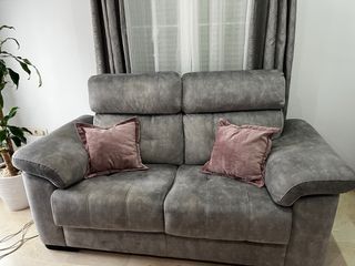 2 Sofás de tela grises con cojines rosas incluidos