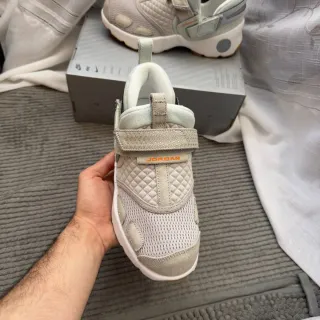 Jordan Trunner LX Gris y Blanco