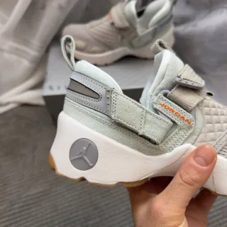 Jordan Trunner LX Gris y Blanco