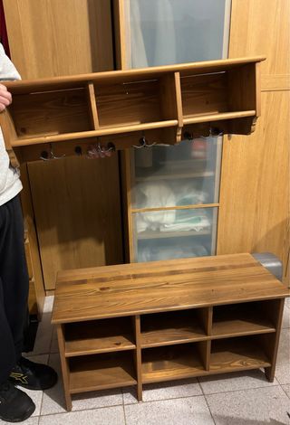 Mueble de recibidor bajo con perchero superior