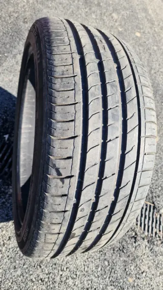 Neumático 235/40/18