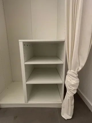 Armario blanco con cortinas