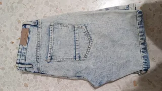 Pantalón corto vaquero desgastado