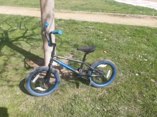 Bicicleta BMX infantil