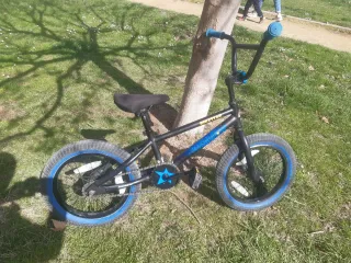Bicicleta BMX infantil