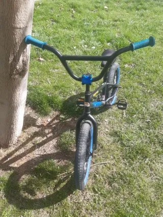 Bicicleta BMX infantil
