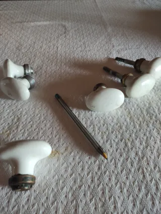 6 pomos de porcelana blancos