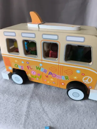 Furgoneta de madera con figuras