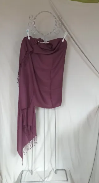 Fular morado con flecos