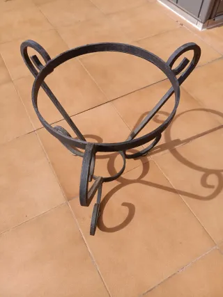 Pie para maceta de metal negro