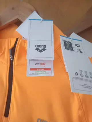 Conjunto deportivo Arena negro y naranja